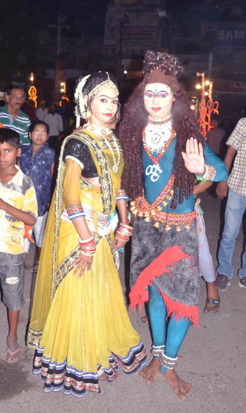 Fellow pilgrims in Sai sedan