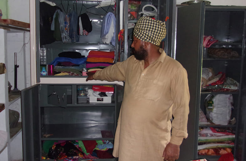 Thieves landed two villages, property worth 16 lakhs