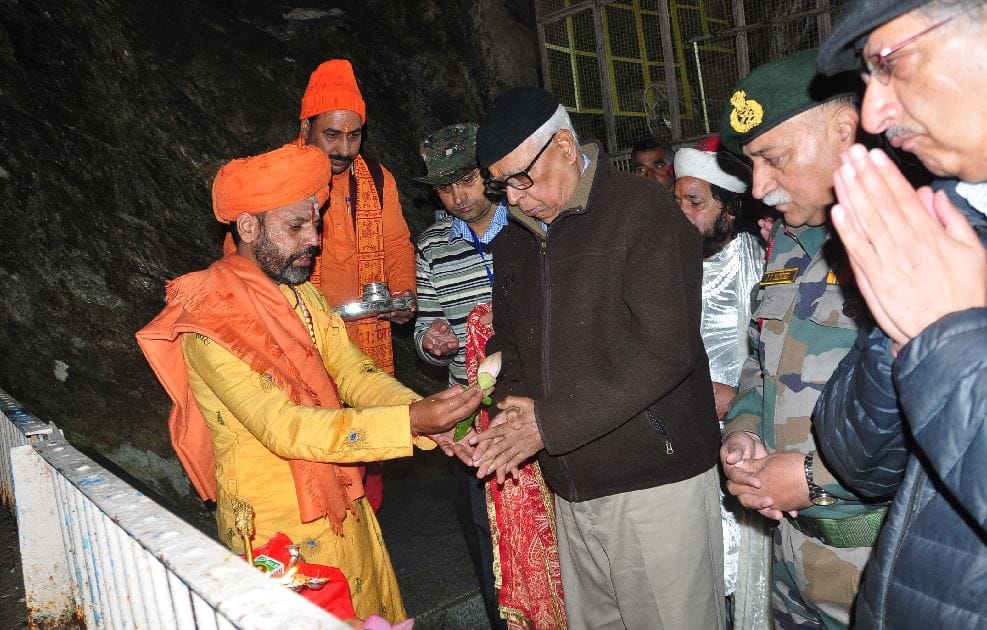 NN vohra reaches holy amarnath cave