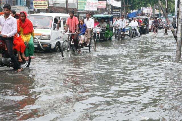 Water in the rainy season, the floods on the roads