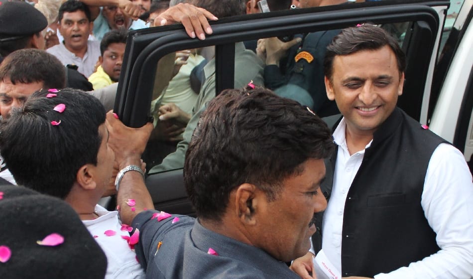akhilesh yadav accepts mistake of not paying tax on barabanki  toll plaza