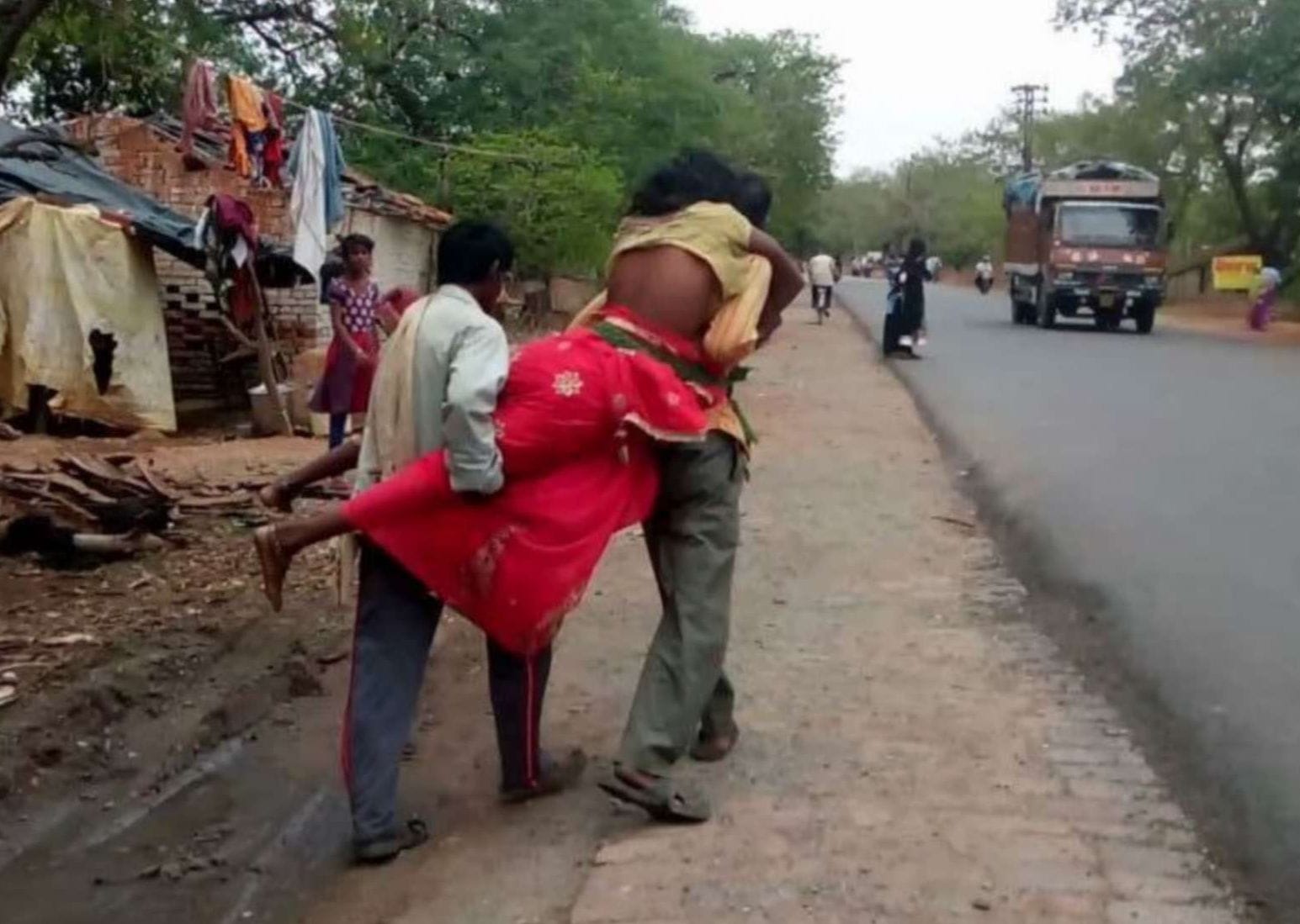 Mirzapur Ambulance was not found, the woman Death on the shoulder of the brother