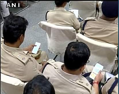 Bihar cops caught playing games on mobile phones during seminar