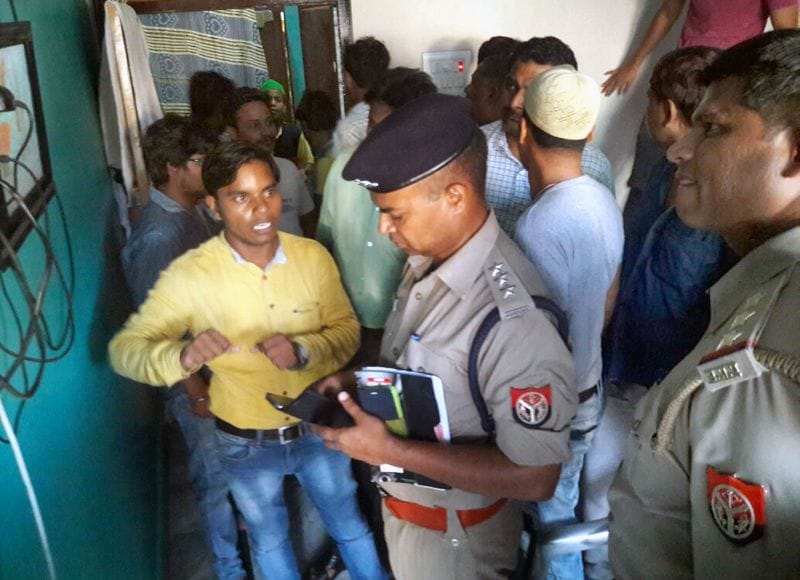 बाइक सवारों ने कार से दो लाख की नकदी उड़ाई