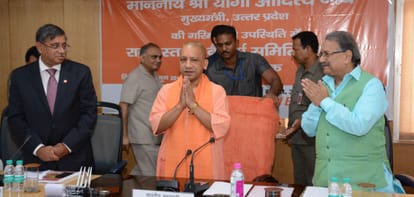 cm yogi speaks in favour of loan relief of farmers in front of bank officers