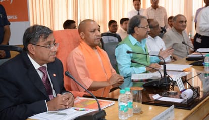 cm yogi speaks in favour of loan relief of farmers in front of bank officers