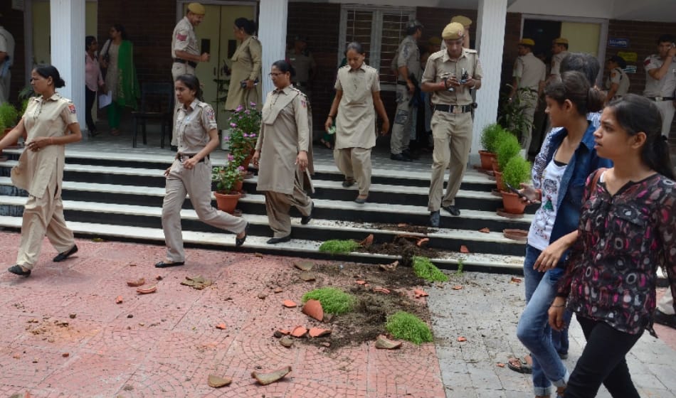  students uproar as Daulat Ram College refusing to give admission