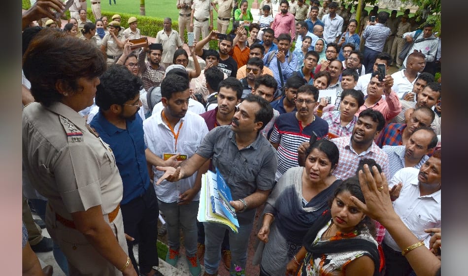 students uproar as Daulat Ram College refusing to give admission