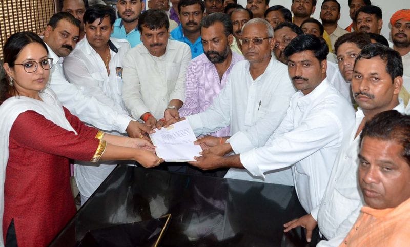 नारखी ब्लाक प्रमुख के खिलाफ अविश्वास प्रस्ताव पेश