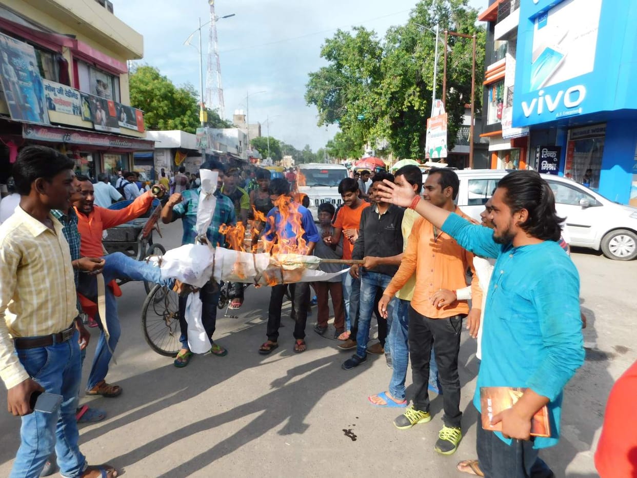 विद्यार्थी परिषद ने फूंका आजम का पुतला