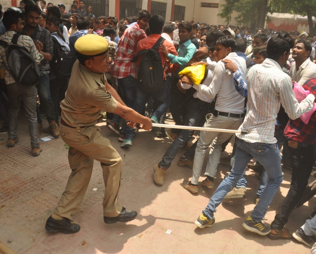बेरोजगारों पर पुलिस ने बरसाई लाठियां