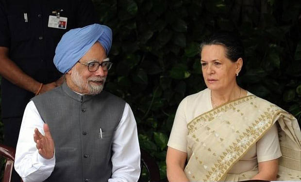  Sonia Gandhi to meet Manmohan Singh to decide today  about To attend GST midnight bash