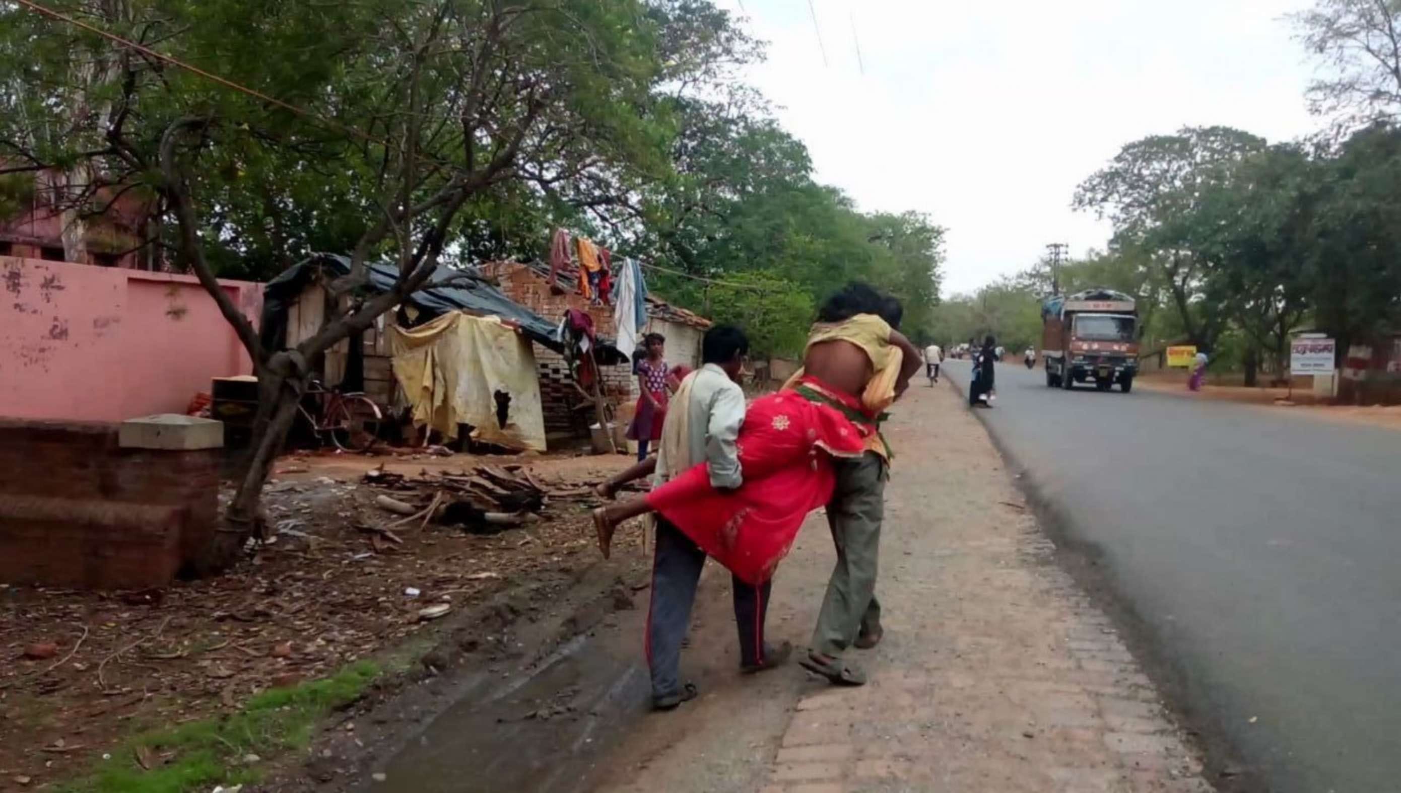 Mirzapur Ambulance was not found, the woman Death on the shoulder of the brother
