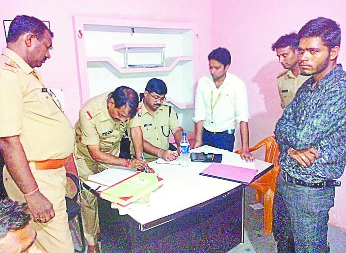 Looted 1.5 lakhs from the finance company