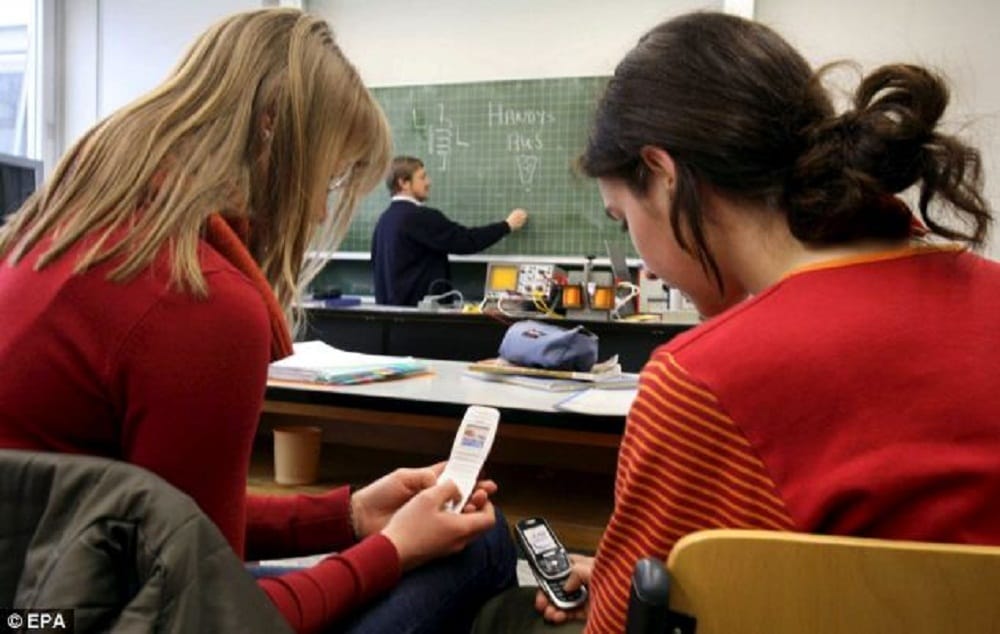 This is how Yongmao Middle School at  Guizhou china  punish for mobile phones