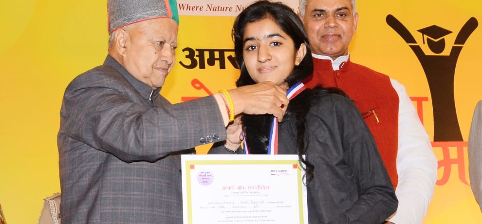 Cm virbhadra singh in Amar Ujala Medhavi Chhatra Samman Samaroh In Shimla