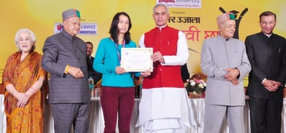Cm virbhadra singh in Amar Ujala Medhavi Chhatra Samman Samaroh In Shimla