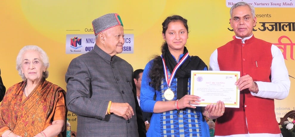Cm Virbhadra Singh In Amar Ujala Medhavi Chhatra Samman Samaroh