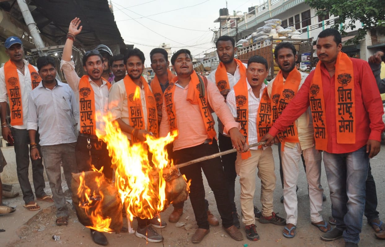 आजमखान का पूतला फूंका, देशद्रोह का मुकदमा दर्ज करने की मांग