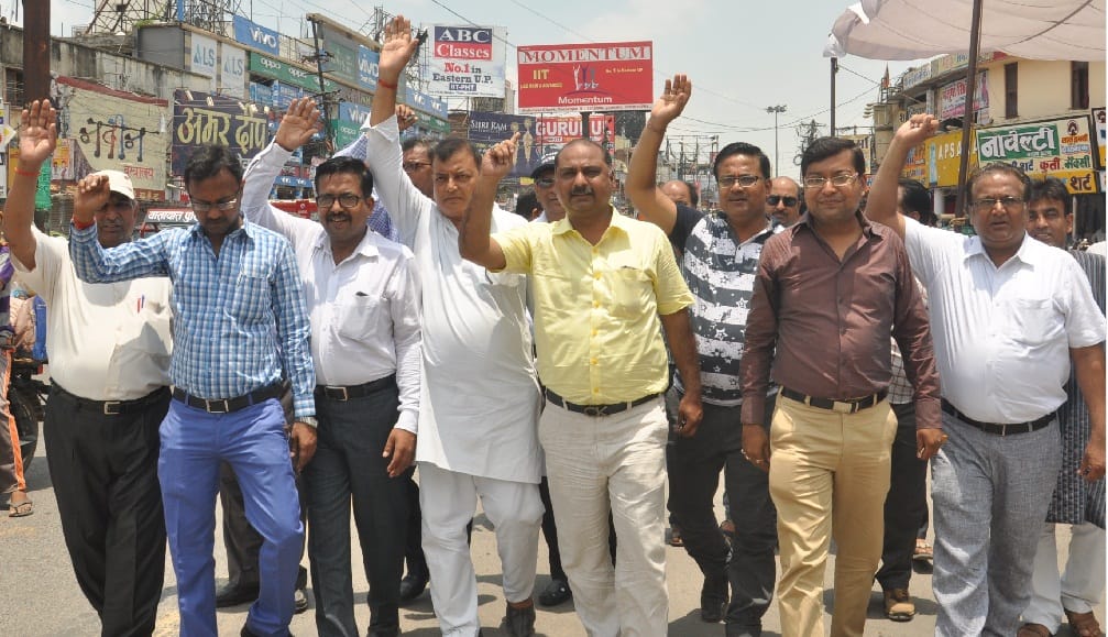 कपड़ा व्यापारियों ने तीसरे दिन भी व्यापार ठप रहा