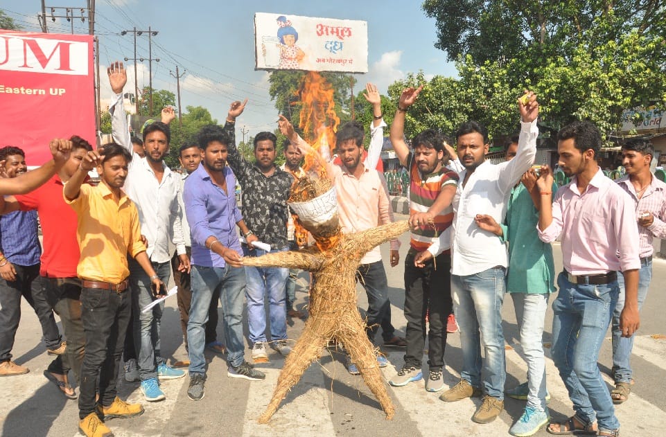 शास्त्री चौक पर आजम खान का पूतला फूंका