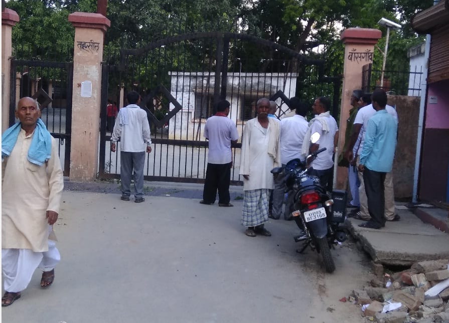 नायब तहसीलदार और अधिवक्ता में हाथापाई