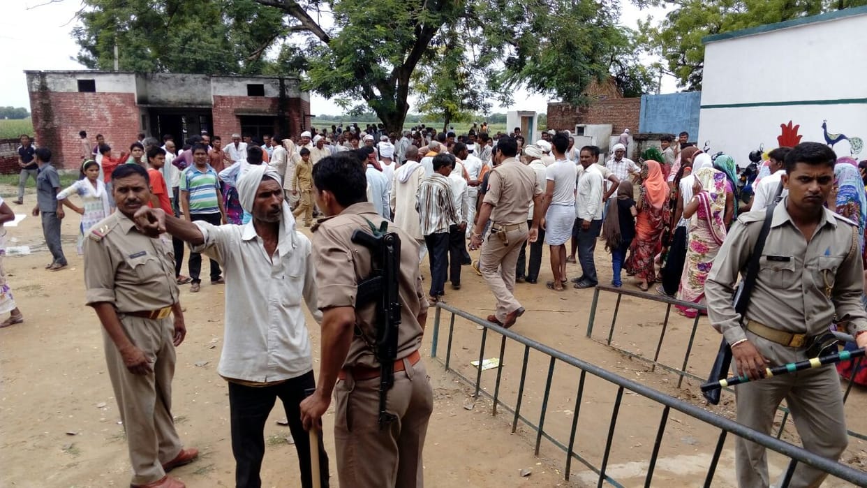 stone pelting over distribution of ration shop in firozabad 