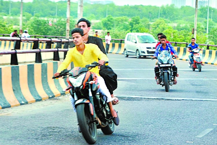 lucknow police campaign against stunt men