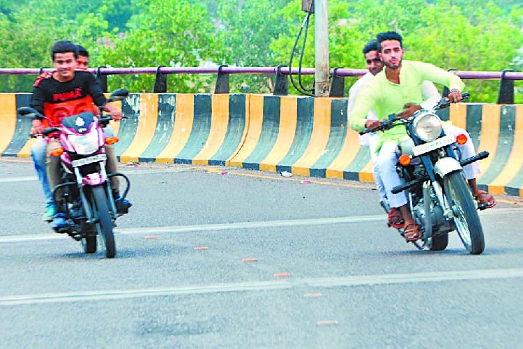 lucknow police campaign against stunt men