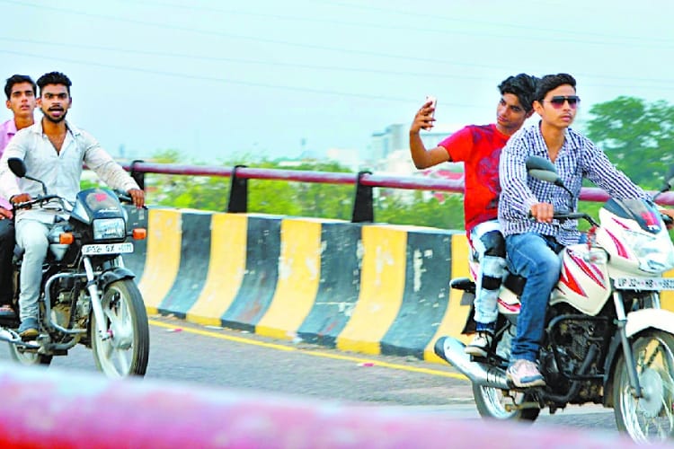 lucknow police campaign against stunt men