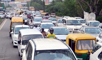Hindans old bridge connecting Delhi-Ghaziabad has crack, heavy traffic jam