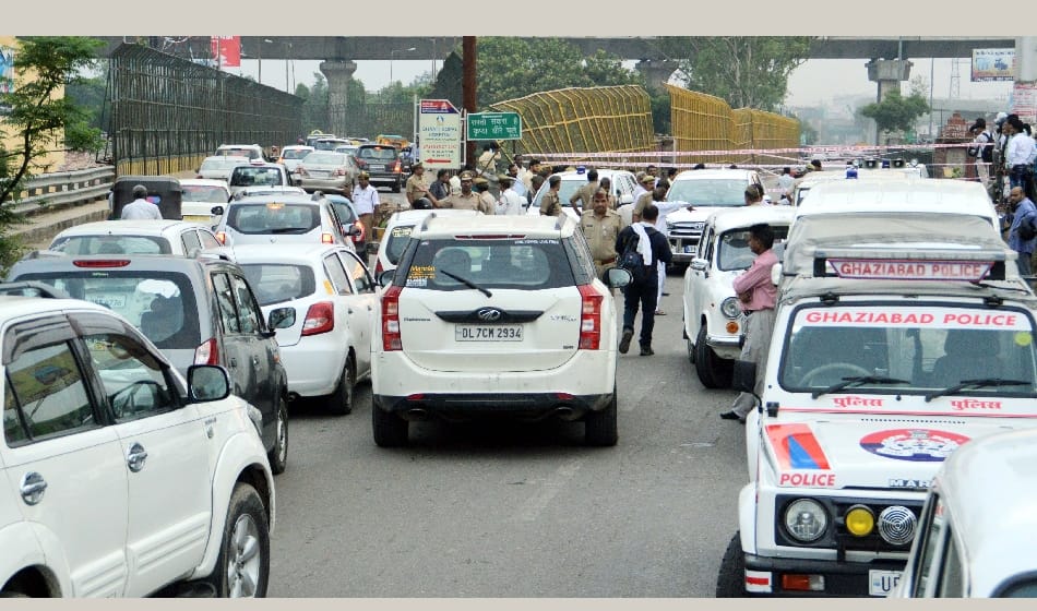 बिगड़ी यातायात व्यवस्था, हाईवे रहा जाम