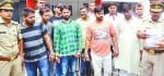 प्रेसवार्ता में पेश किए गए अरसम का अपहरण करने वाले बदमाश।