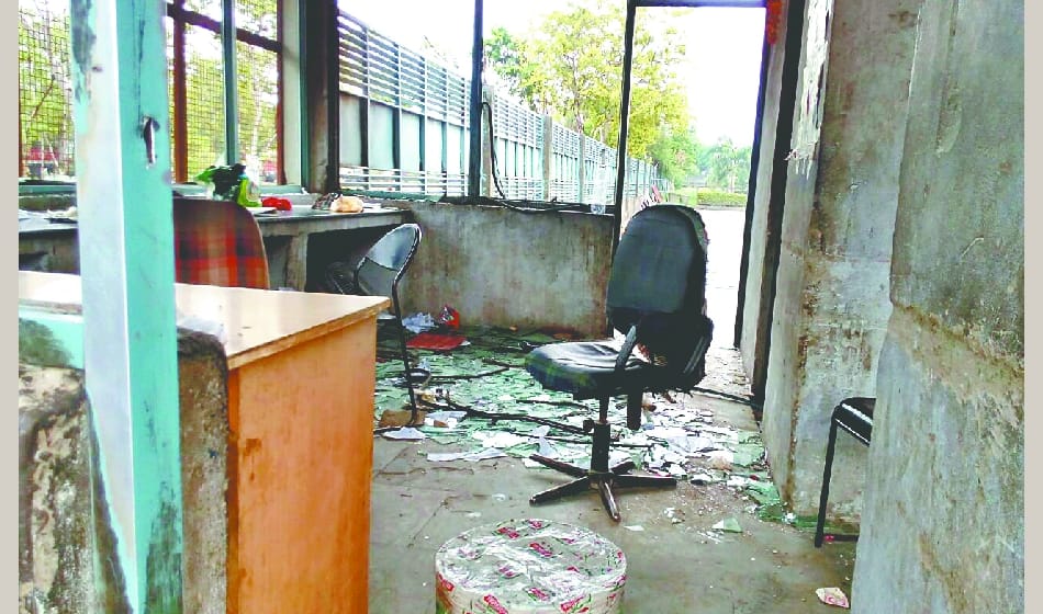 avulsion in priya gold biscuit factory in greater noida, stone pelting on police