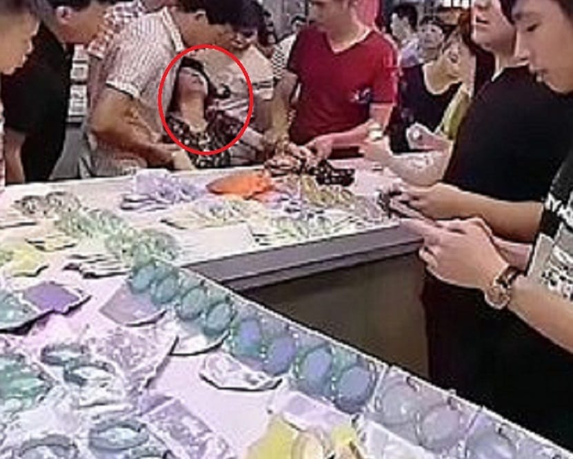 woman faints after accidently breaking  expensive jade bracelet 