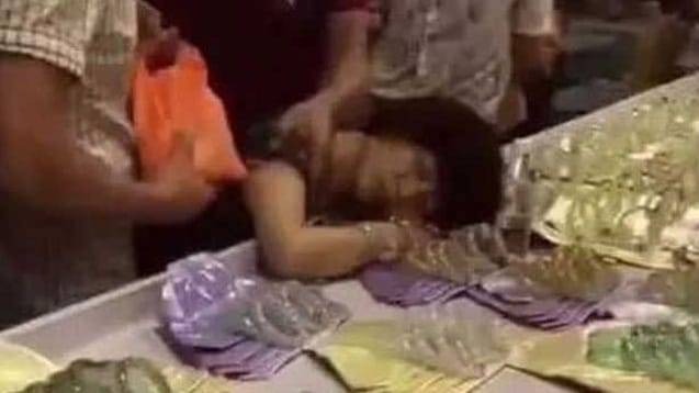 woman faints after accidently breaking  expensive jade bracelet 