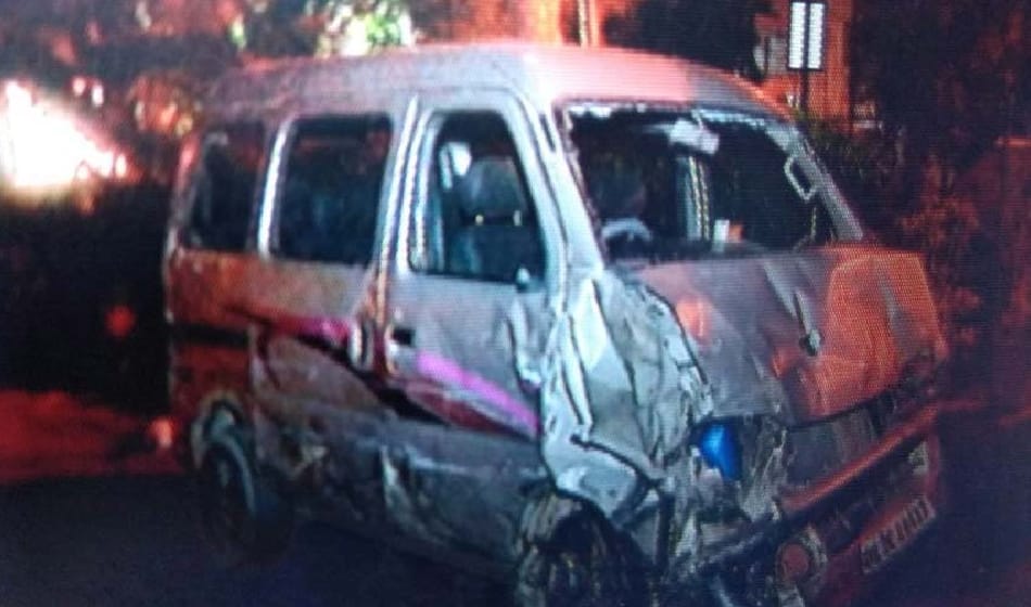 drunk man crash 10 people under van, 2 died delhi news