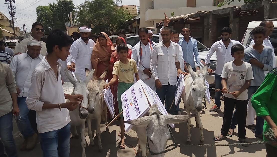 Unique protest in Alwar, demand for making the airport