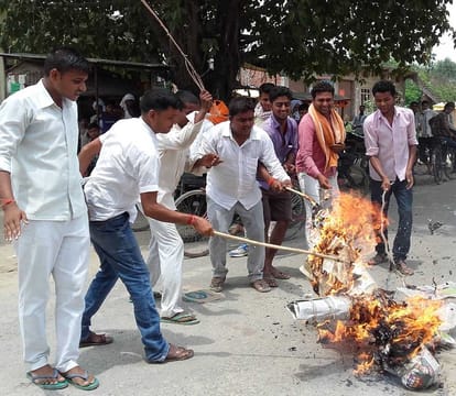 kaifiyat express protest going Continuous in azamgarh