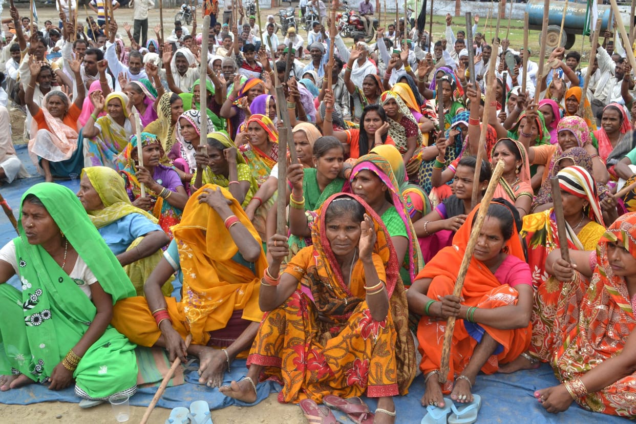 Farmers landed on the road by poles