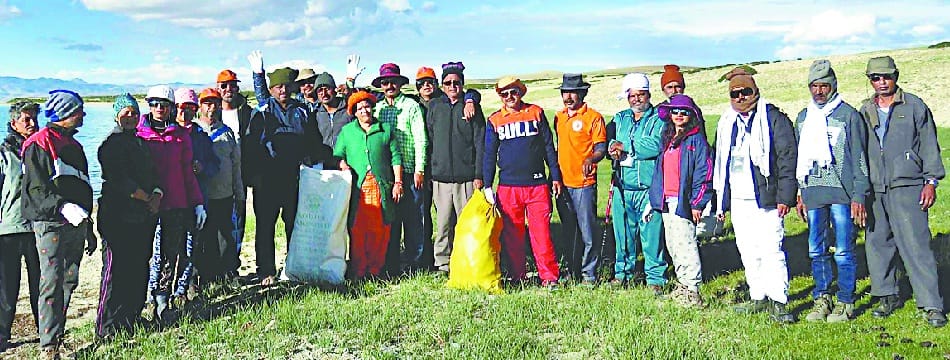 First party extract 200 kg of garbage from the lake