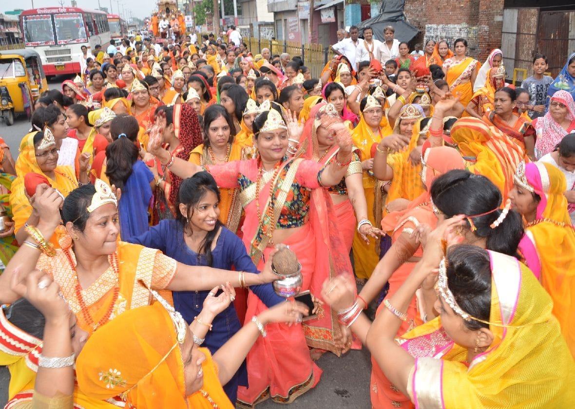 रथ पर निकले भगवान मुनिसुव्रतनाथ और महावीर
