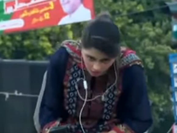 Pakistani female reporter Irza Khan who got attack during live reporting is alive