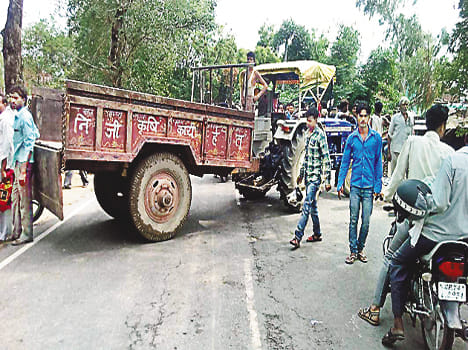 Private bus crushes Palladar, villagers put jam