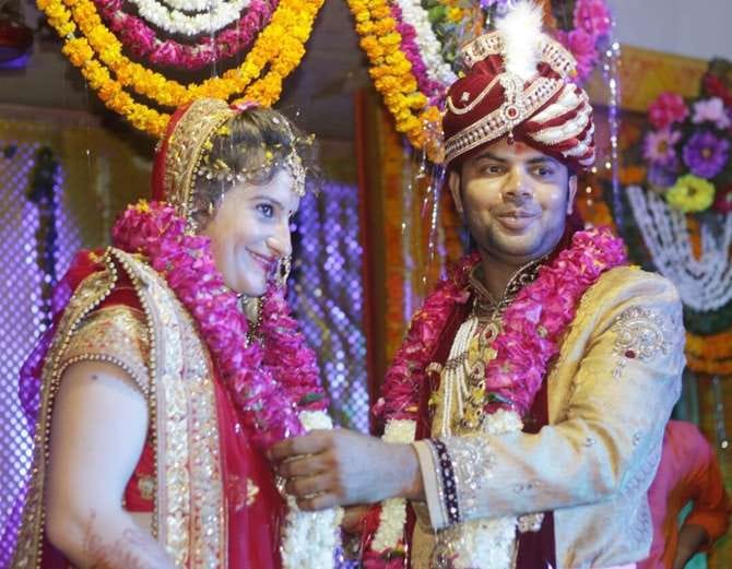 Foreign bride's hand, the groom's hand, promises to live together