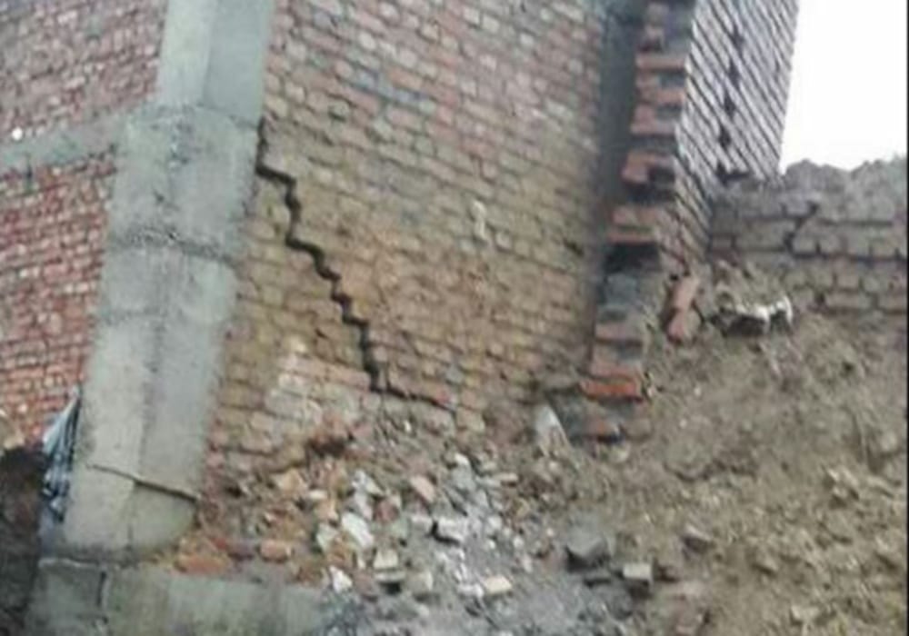 graphic era college wall collaps on houses in dehradun