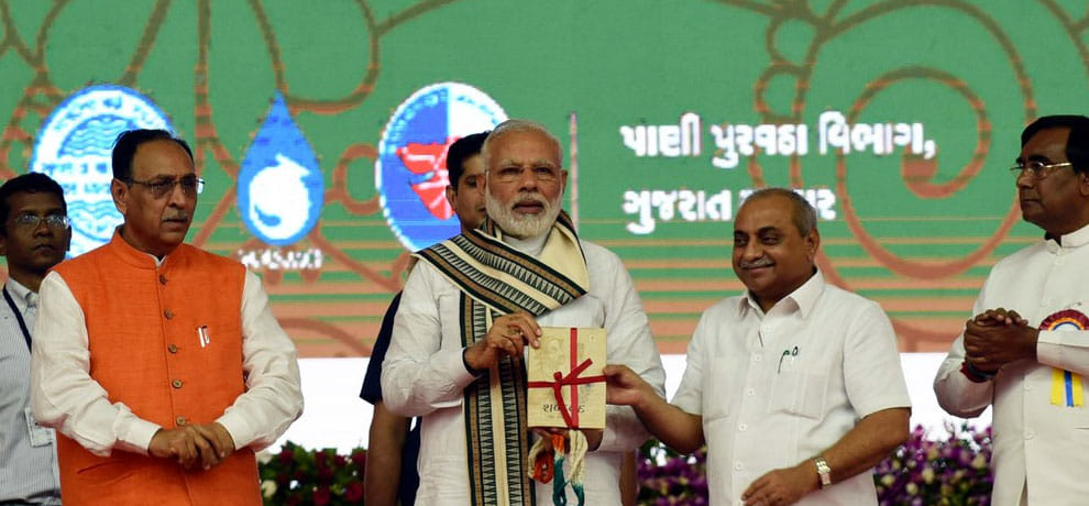 modi gujarat visit: PM reaches modasa where he will inaugurate two water projects