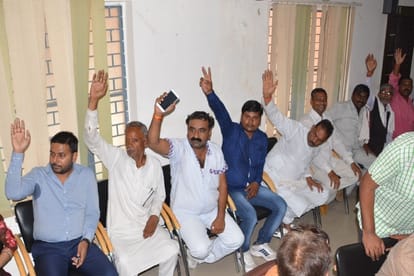 in firozabad bjp trying to turn the coat in zila panchayat