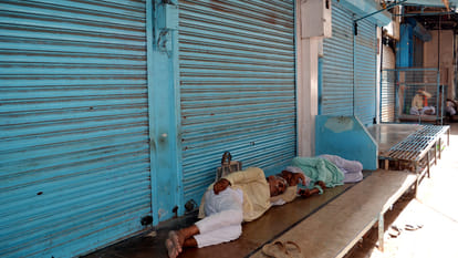 traders stop train in protest against gst in Kanpur