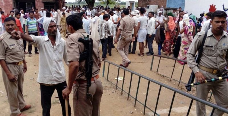 राशन दुकान के प्रस्ताव के दौरान पथराव, अफरातफरी